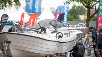 ARCHIV - Boote stehen bei der "Fishing Masters Show 2022" im IGA-Park Rostock. Foto: Frank Hormann/dpa