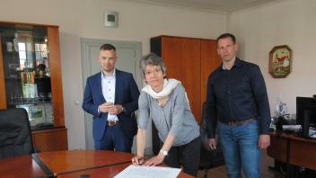 Bürgermeister Rico Reichelt, Pastorin Therese Tröltzsch und Friedhofsfördervereinsvorsitzender Alexander Jordt (v.l.) haben im Rathaus die Charta unterzeichnet. 