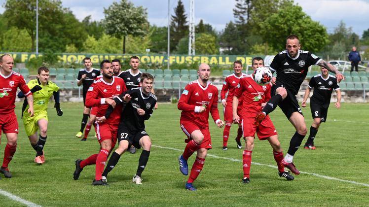 Getümmel im Warnemünder Strafraum: Güstrows Franz Appel (r.) ist vor allen anderen am Ball. Ein Güstrower Tor resultierte daraus aber nicht.