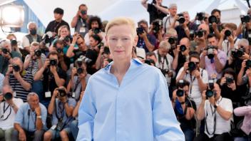 Schauspielerin Tilda Swinton beim Fototermin für den Film «Dreitausend Jahre Sehnsucht» in Cannes. Foto: Petros Giannakouris/AP/dpa