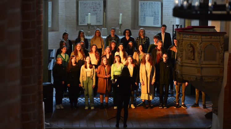 Zum fünften Mal gab der Chor des Gadebuscher Gymnasiums ein Benefizkonzert für den Förderverein der Stadtkirche. Das Konzert lockte 200 Gäste an.