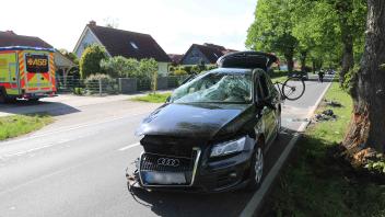 Übermüdet am Steuer? Urlauber-Ehepaar bei Kühlungsborn bei Baum-Crash schwer verletzt – L 12 gesperrt