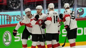 Die Schweiz feierte einen Sieg über Eishockey-Rekordweltmeister Kanada. Foto: Martin Meissner/AP/dpa