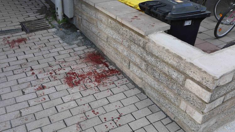 Messerangriff vor Rostocker Obdachlosenheim: Polizei fahndet nach flüchtigem Täter – Mann verletzt – Bewohner-Streit eskaliert