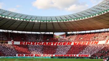 Die Botschaft der Freiburg-Fans vor Spielbeginn: «Einzigartiger Verein, so wie Du soll Fußball sein!». Foto: Jan Woitas/dpa