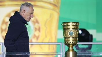 Ist auch ohne den DFB-Pokal-Sieg stolz auf seine Spieler: Freiburg-Coach Christian Streich. Foto: Tom Weller/dpa