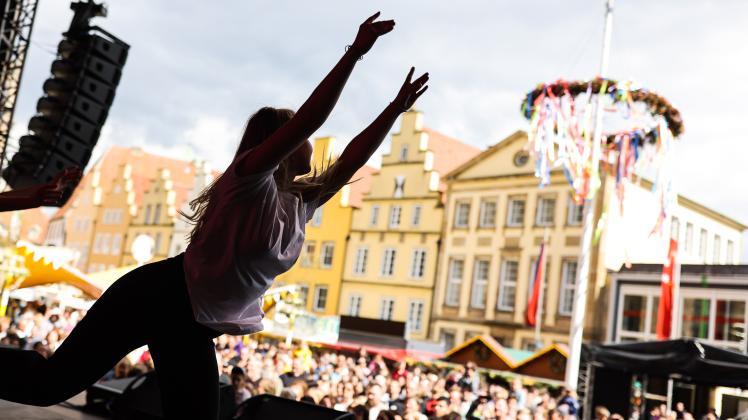 Die Tanzschule Hull präsentierte am Nachmittag Tanzvorführungen auf der großen Bühne am Markt. Der zweite Samstag auf der Maiwoche 2022 in Osnabrück. Foto: Michael Gründel