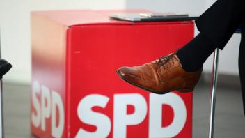 ARCHIV - Ein Fuß vor einem Würfel mit SPD-Logo. Foto: Matthias Bein/dpa-Zentralbild/ZB/Symbolbild