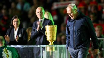Musste dich in Berlin mit einer Medaille statt mit dem Pott begnügen: Freiburg-Trainer Christian Streich. Foto: Robert Michael/dpa