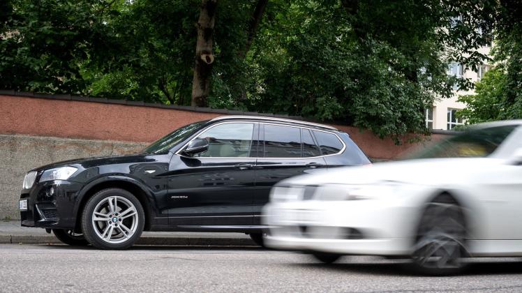 ARCHIV - Inzwischen ist fast jeder zehnte zugelassene PKW ein SUV. Foto: Sina Schuldt/dpa