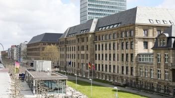 ARCHIV - Die Staatskanzlei in Düsseldorf, Sitz des Ministerpräsidenten von Nordrhein-Westfalen. Foto: Oliver Berg/dpa/Archivbild