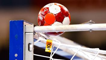 ARCHIV - Ein Handball liegt auf einem Tor. Foto: Frank Molter/dpa/Symbolbild