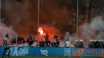 Das griechische Pokalfinale in Athen wurde von Ausschreitungen überschattet. Foto: Thanassis Stavrakis/AP/dpa