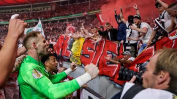 dpatopbilder - Leipzigs Torhüter Péter Gulásci jubelt nach dem gewonnen Spiel vor den Fans. Foto: Jan Woitas/dpa