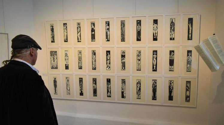 30 verschiedene Menschenfiguren in einer Sammlung von Holzschnitten ist eines der zentralen Ausstellungsstücke in der Güstrower Wollhalle.