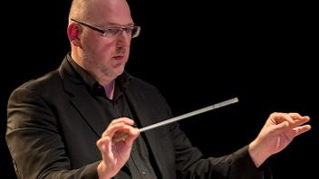 Christopher Wasmuth wird das Konzert des neuen RLDO dirigieren.