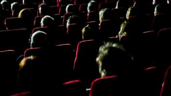 ARCHIV - Besucherinnen und Besucher sitzen in einem Kino. Foto: Nicolas Armer/dpa/Symbolbild