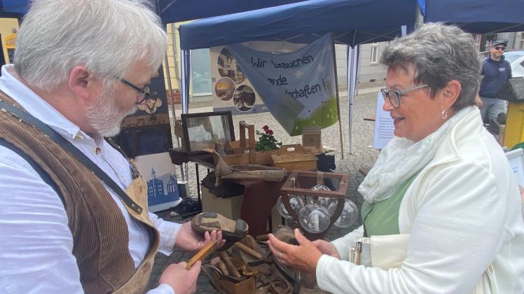 Holger Pleß präsentiert auf dem Markt die Historie des Schuhmacher-Handwerkes.