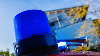 ARCHIV - Ein Blaulicht auf dem Dach eines Einsatzfahrzeugs der Feuerwehr. Foto: Philipp von Ditfurth/dpa/Symbolbild