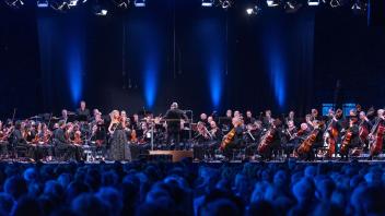 Das New York Philharmonic Orchestra unter Leitung des Dirigenten Jaap van Zweden spielt gemeinsam mit Violinistin Anne-Sophie Mutter. Foto: Jens Büttner/dpa