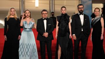 Cristian Mungiu (3.v.l.) kam mit Teilen seines Casts zur Premiere des Films «R.M.N.» während des 75. Filmfestivals in Cannes. Foto: Petros Giannakouris/AP/dpa