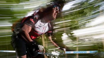 Ein Mountainbiker fährt im Gelände beim 24-Stunden-Mountainbike-Rennen. Foto: Friso Gentsch/dpa
