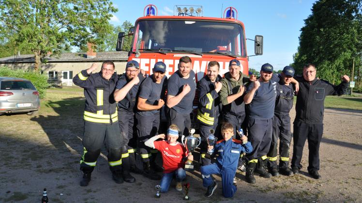 Die Mannschaft der Ziegendorfer Freiwilligen Feuerwehr freute sich unbändig über ihren Sieg.