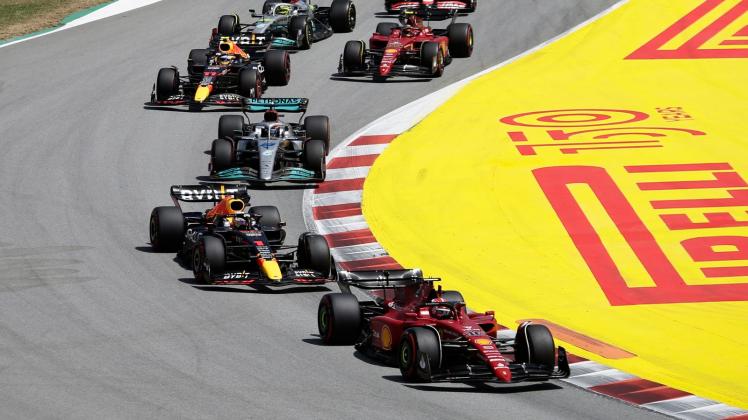 Charles Leclerc (vorne r) vom Team Ferrari führt nach dem Start. Foto: Joan Monfort/AP/dpa