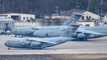 ARCHIV - Flugzeuge stehen auf der US-Airbase in Ramstein. Foto: Boris Roessler/dpa