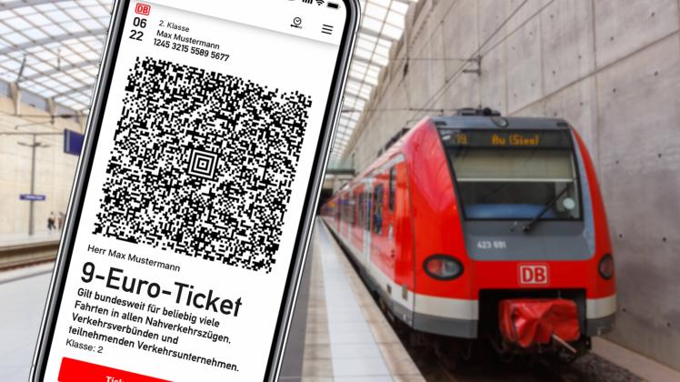 9-Euro-Ticket 9 Euro Ticket auf Handy mit Regionalbahn Regionalzug Fotomontage in Köln, Deutschland Köln, Deutschland -