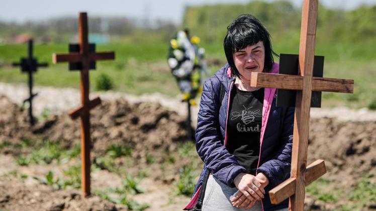 Ukraine-Konflikt, Trauer auf Friedhof in Dnipro May 12, 2022, Dnipro, Dnipro, Ukraine: Wife of deceased ukranian soldier