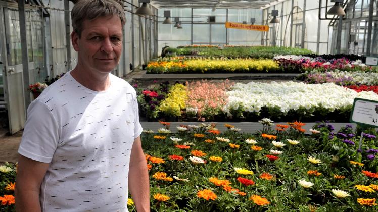 Steffen Haering freut sich über Blumen, aber nicht nur die aus seinen Gewächshäusern. 