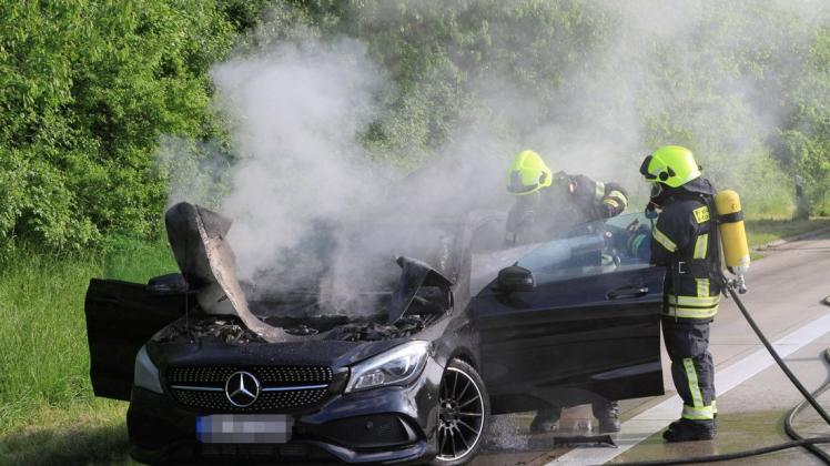 Autobrand -  Während der Fahrt geriet am Sonntagabend auf der A 1 ein hochwertiger Mercedes CLA in Brand.