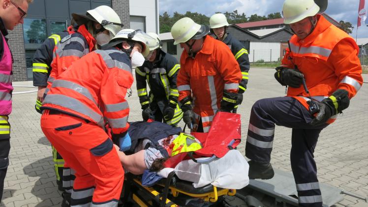 Geschafft: Eine Schwerverletzte auf dem Transport zur Verletztensammelstelle.