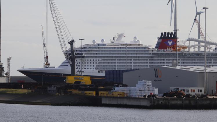 Das Kreuzfahrtschiff „Disney Wish“ im Mai 2022 im niederländischen Eemshaven.