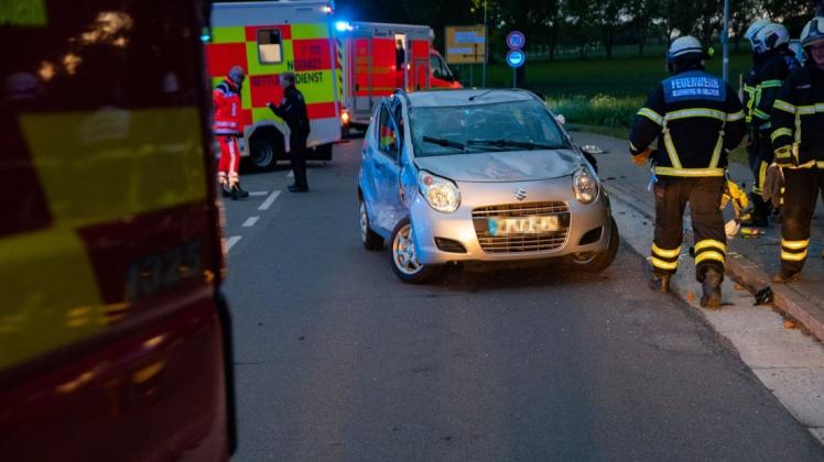 Bei dem schweren Verkehrsunfall am Samstagabend zwischen Oldenburg und dem Ortsteil Dannau wurden zwei Menschen verletzt. Der silberne Kleinwagen überschlug sich.