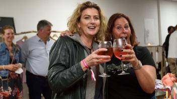 Alex (links) und Claudia amüsieren sich bei Rockabilly und Roséschorle auf dem Weinfest und bei der Musiknacht in Elmshorn.
