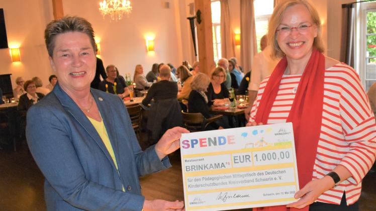 Gastronomin Ute Brinkama überreicht eine Spende von 1000 Euro an Dörthe Graner, die Vorsitzende des Schweriner Kinderschutzbundes.