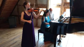 Liv Migdal (Violine) und Schaghajegh Nosrati (Klavier) spielten sowohl kurze Stücke als auch umfangreiche Werke.
