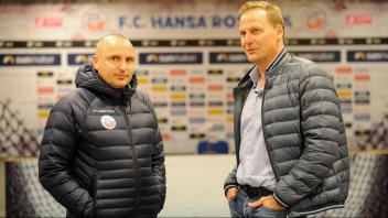 Klubchef Robert Marien (links) und Sportvorstand Martin Pieckenhagen planen die neue Saison des FC Hansa Rostock in der 2. Fußball-Bundesliga. Der Etat wird erhöht.