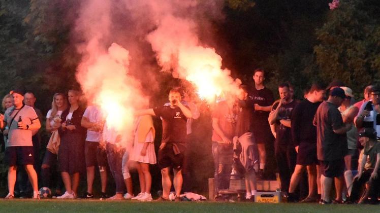 Mit Pyrotechnik wurde beim TS Einfeld der Aufstieg in die Fußball-Verbandsliga gefeiert.