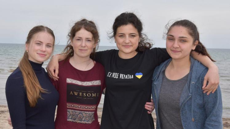 Erstmal sind sie in Kappeln sicher untergebracht, aber sie wünschen sich, bald in ihre Heimat zurückkehren zu können: Tetyana, Viktoriia, Taiysia und Hanna (v.li.) am Weidefelder Strand.