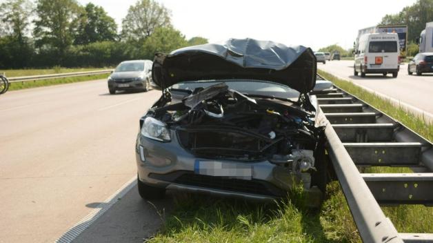 Auf der BAB 1 bei Barsbüttel waren zwei Autos zusammengeprallt und wurden gegen die Mittelleitplanke gedrückt. Bei diesem Unfall wurde ein Autofahrer verletzt und ins Krankenhaus transportiert.
Auf der BAB 1 bei Barsbüttel waren zwei Autos zusammengeprallt und wurden gegen die Mittelleitplanke gedrückt. Bei diesem Unfall wurde ein Autofahrer verletzt und ins Krankenhaus transportiert.