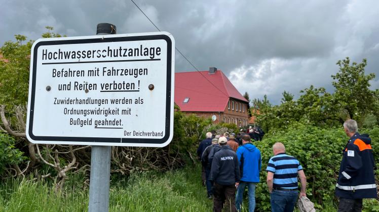Das Schild zeugt zwar davon, dass es entlang der Krainke in Niendorf einen Hochwasserschutz gibt. Für die Experten sieht das jedoch etwas anders aus. Sie sehen hier Handlungsbedarf.