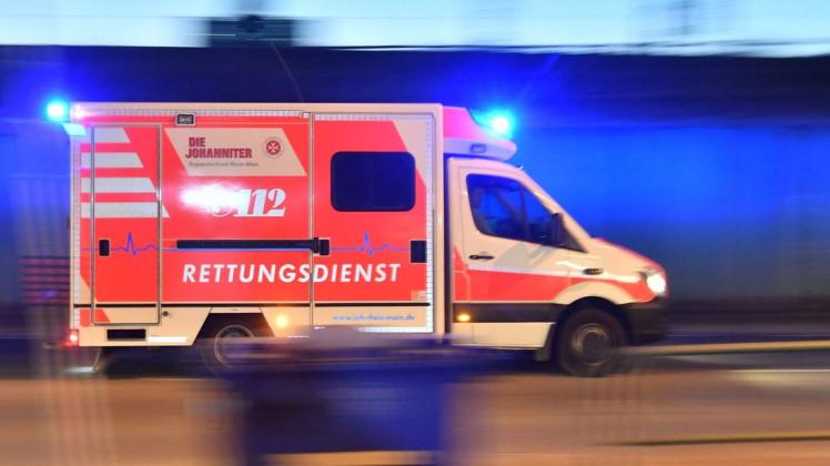Ein 25-Jähriger soll eine Frau am Samstag in Hamburg schwer mit einem Messer verletzt haben.