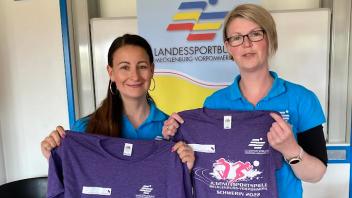 Susi Schulz und Melanie Schulz vom LSB zeigen die T-Shirts, mit denen die 3.000 Teilnehmer am
18./19. Juni in Schwerin zu sehen sein werden.