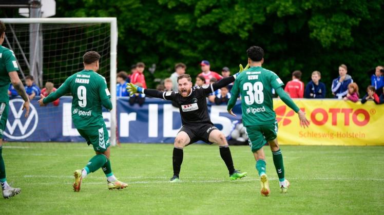 VfB Lübecks Torhüter Eric Gründemann schreit nach seiner entscheidenden Elfmeterparade im SHFV-Pokalfinale seine Freude heraus.