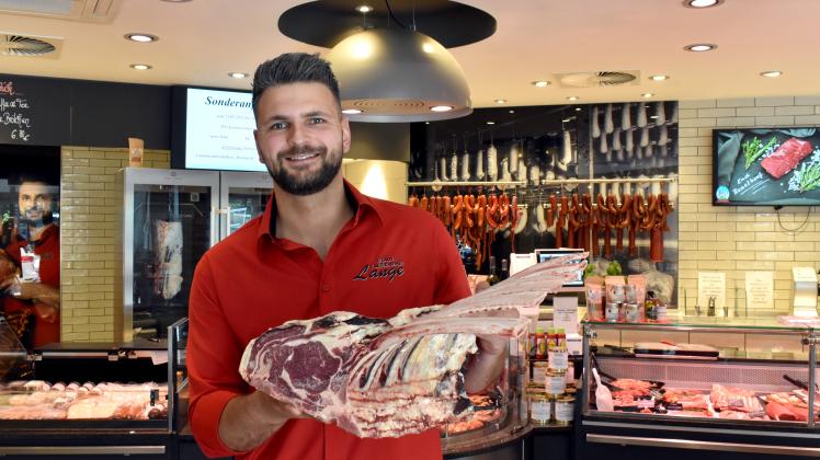 Auch mit Spezialitäten wie einem  Tomahawk-Steak aus dem Dry-Ager kann Fleischermeister Thomas Lange seinen Kunden dienen. Qualität steht bei ihm und seinem Team stets an erster Stelle. 