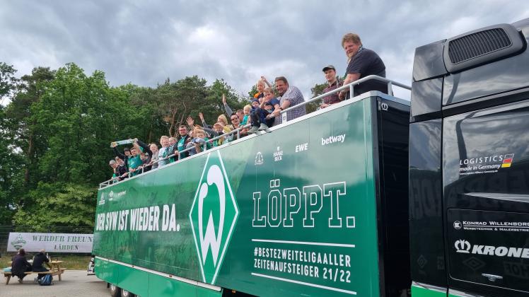Mehr als 100 Bremen-Fans nutzen am Samstag die Gelegenheit, in Lähden den Werder-Truck zu besteigen und sich einen Moment zu fühlen wie ein Fußball-Profi. 