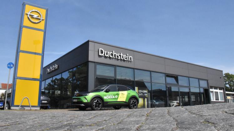 Der Ausstellungsraum von Opel Duchstein am Hasporter Damm bekam zuletzt 2016 eine neue Fassade.  